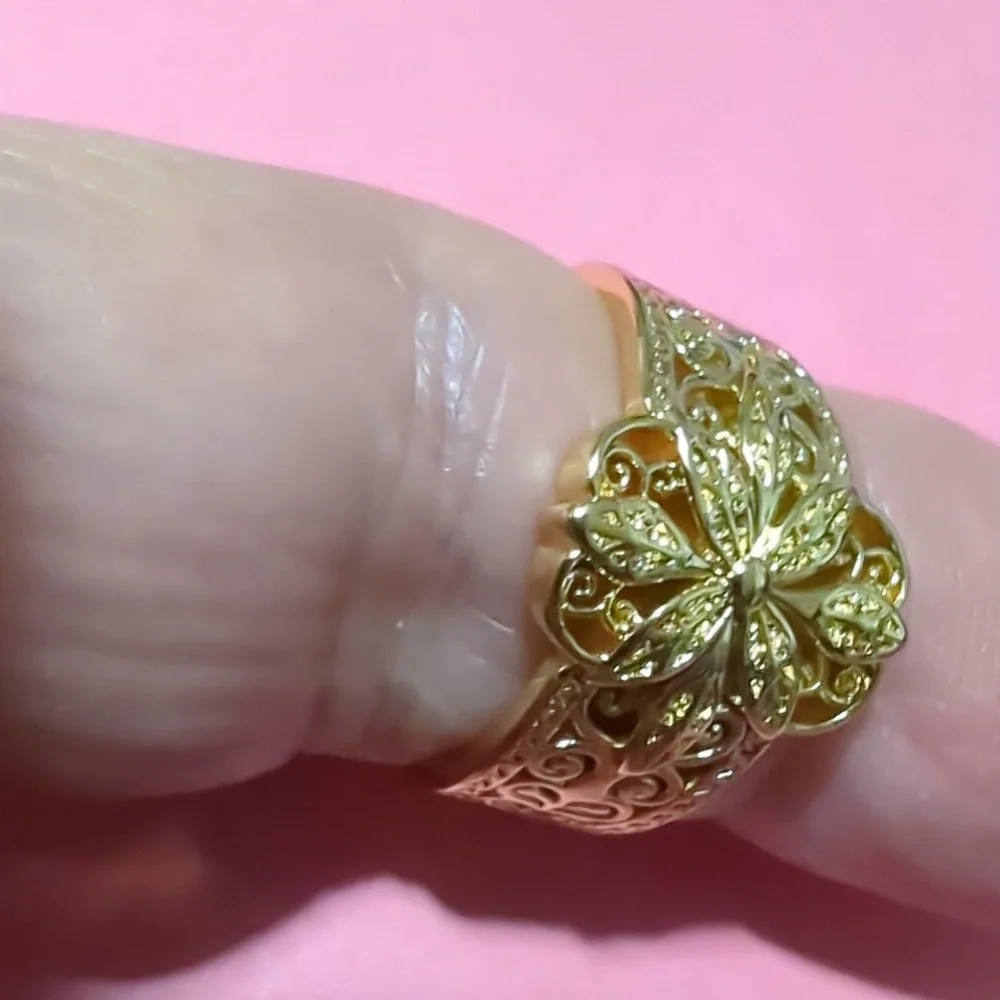 NWT Gold Ring Hollow Floral Pattern Size 7.5 Perfect for Everyday